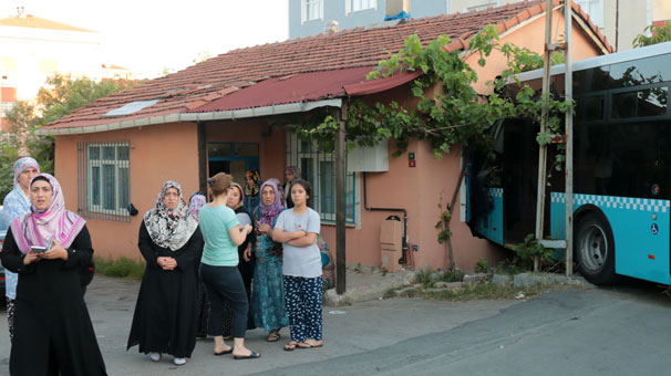 Ümraniye'de el freni çekilmeyen halk otobüsü eve girdi